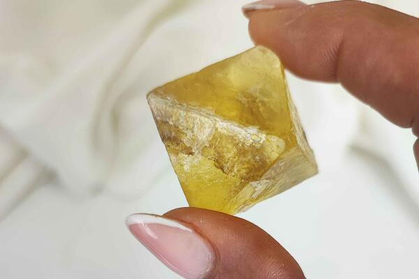 Fluorit gelb Oktaeder Kristall Edelsteine naturgewachsen