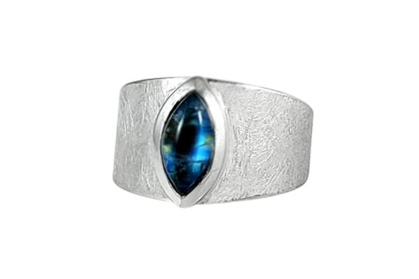 Ring Design mit Regenbogen-Mondstein dunkel Navette eismatt gebürstet
