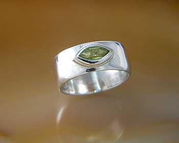 Ring mit Peridot facettiert Navette  17,5 mm