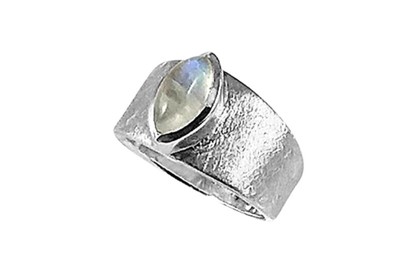 Ring Design mit Regenbogen-Mondstein Navette eismatt gebürstet 17,5 mm
