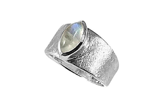 Ring Design mit Regenbogen-Mondstein Navette eismatt gebürstet 18,0 mm