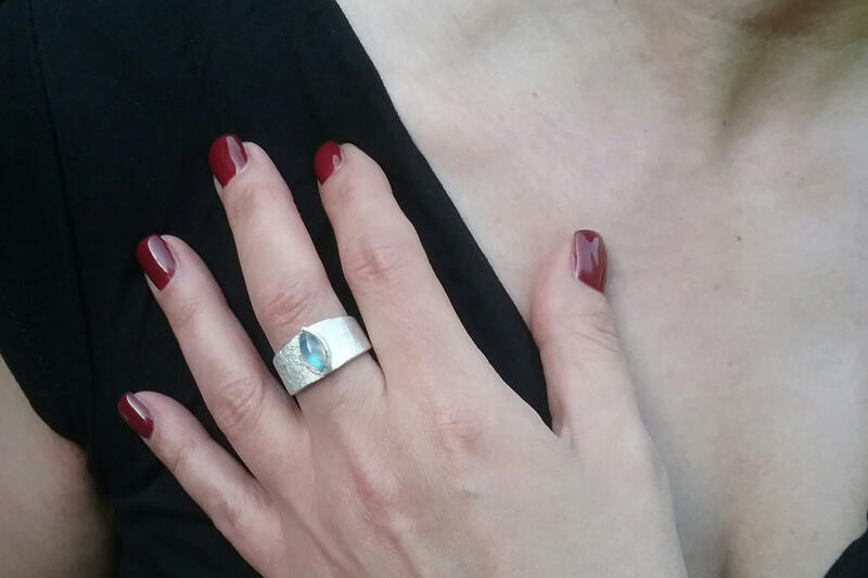 Ring Design mit Regenbogen-Mondstein Navette eismatt gebürstet 18,5 mm