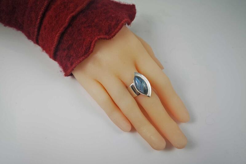 Ring Silber 925 mit Regenbogen-Mondstein Navette 10x20 mm dunkel eismatt gebürstet 18,5 mm