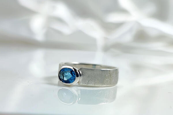 Ring Silber 925 mit Blautopas London Blue facettiert Bandring eismattiert 19,4 (61)